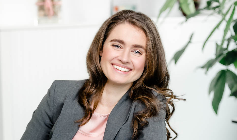 Sandra Kressl grauer Anzug